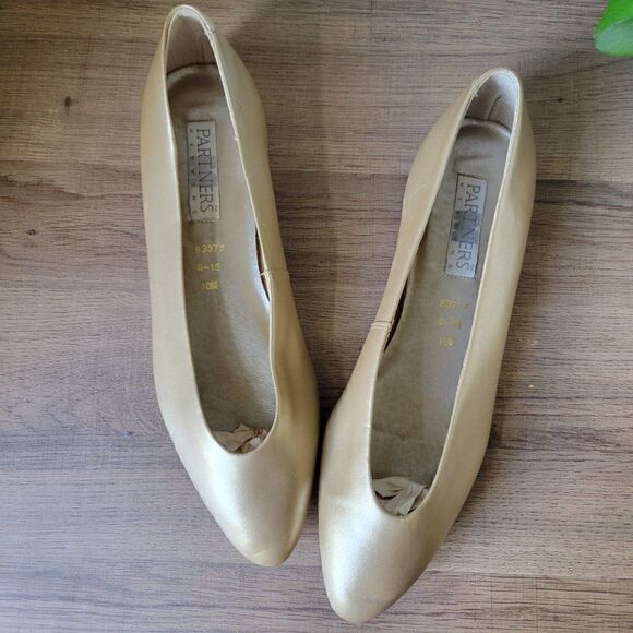 NEVER WORN VINTAGE PARTNERS MERVYNS LIGHT GOLD GENUINE LEATHER FLATS 10M - Picture 1 of 15